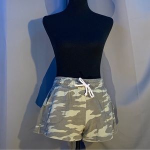 SO Porkchop lounge life olive green camouflage size medium shorts
